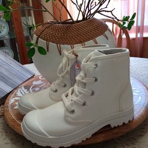 Makalu California Frankie white women's ankle bootsSize 7